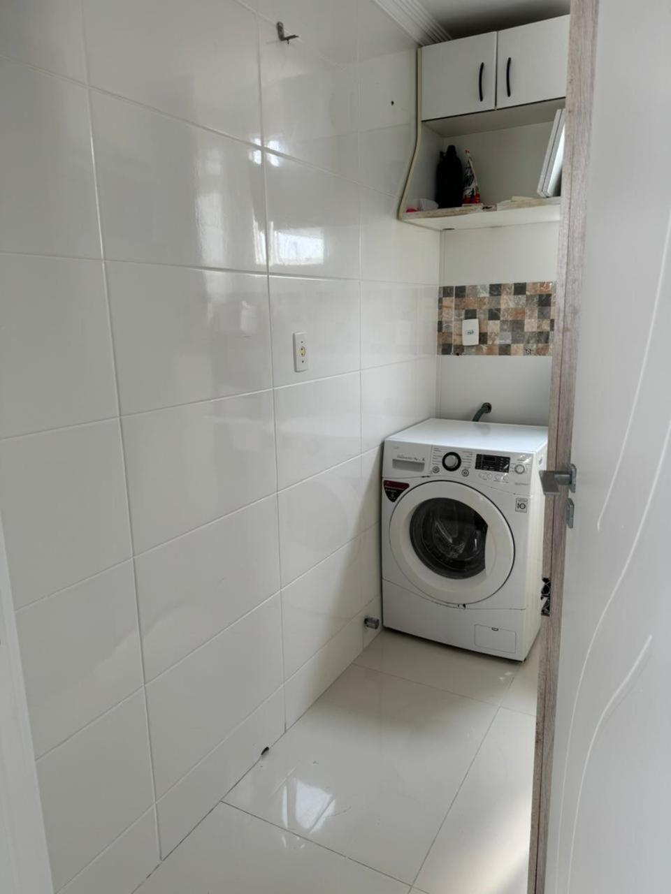 Bc Apto Com 1 Mais 02 Quartos,cozinha, Lavanderia, Sala De Estar E Jantar , Sacada Com Churrasqueira A Carvao E Duas Garagens Privativas *