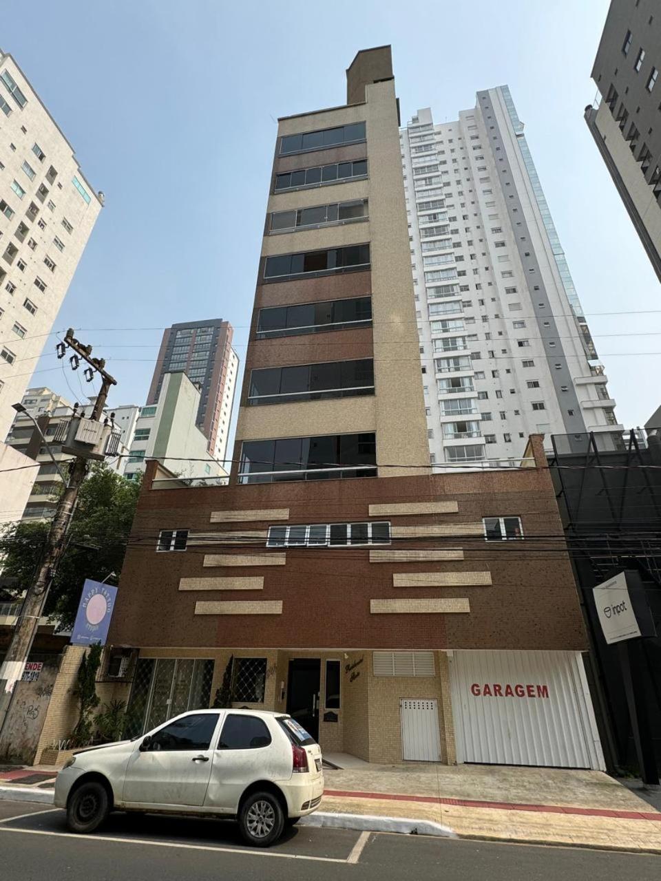Apartamento Bc Apto Com 1 Mais 02 Quartos,cozinha, Lavanderia, Sala De Estar E Jantar , Sacada Com Churrasqueira A Carvao E Duas Garagens Privativas Balneario Camboriu