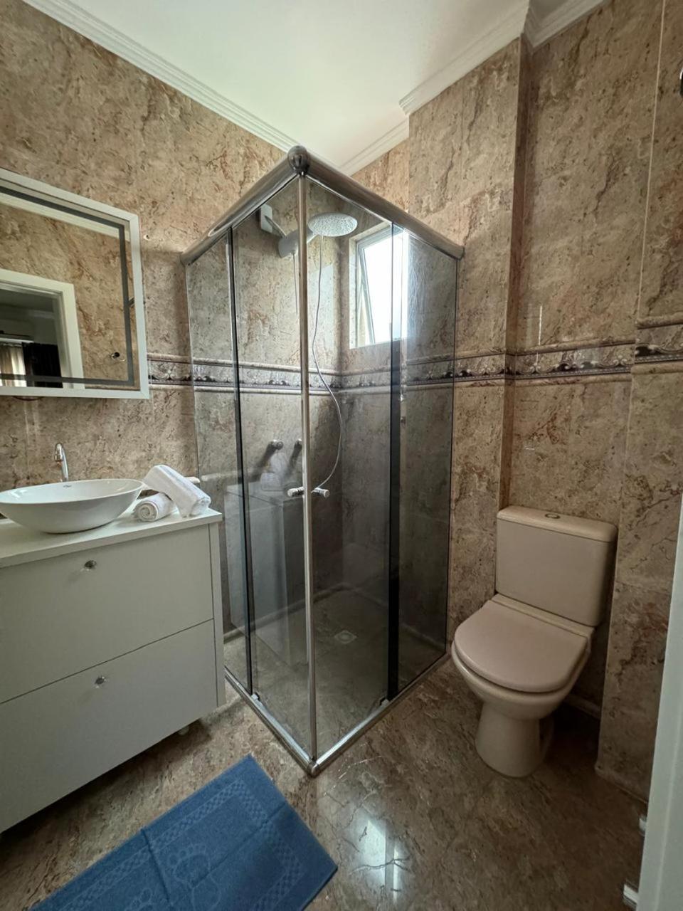 Bc Apto Com 1 Mais 02 Quartos,cozinha, Lavanderia, Sala De Estar E Jantar , Sacada Com Churrasqueira A Carvao E Duas Garagens Privativas Balneario Camboriu