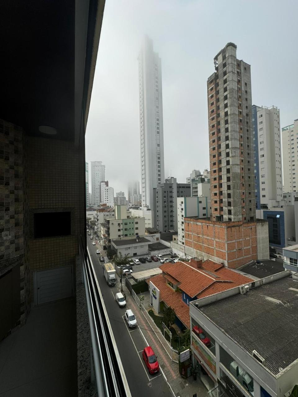 Apartamento Bc Apto Com 1 Mais 02 Quartos,cozinha, Lavanderia, Sala De Estar E Jantar , Sacada Com Churrasqueira A Carvao E Duas Garagens Privativas Balneario Camboriu