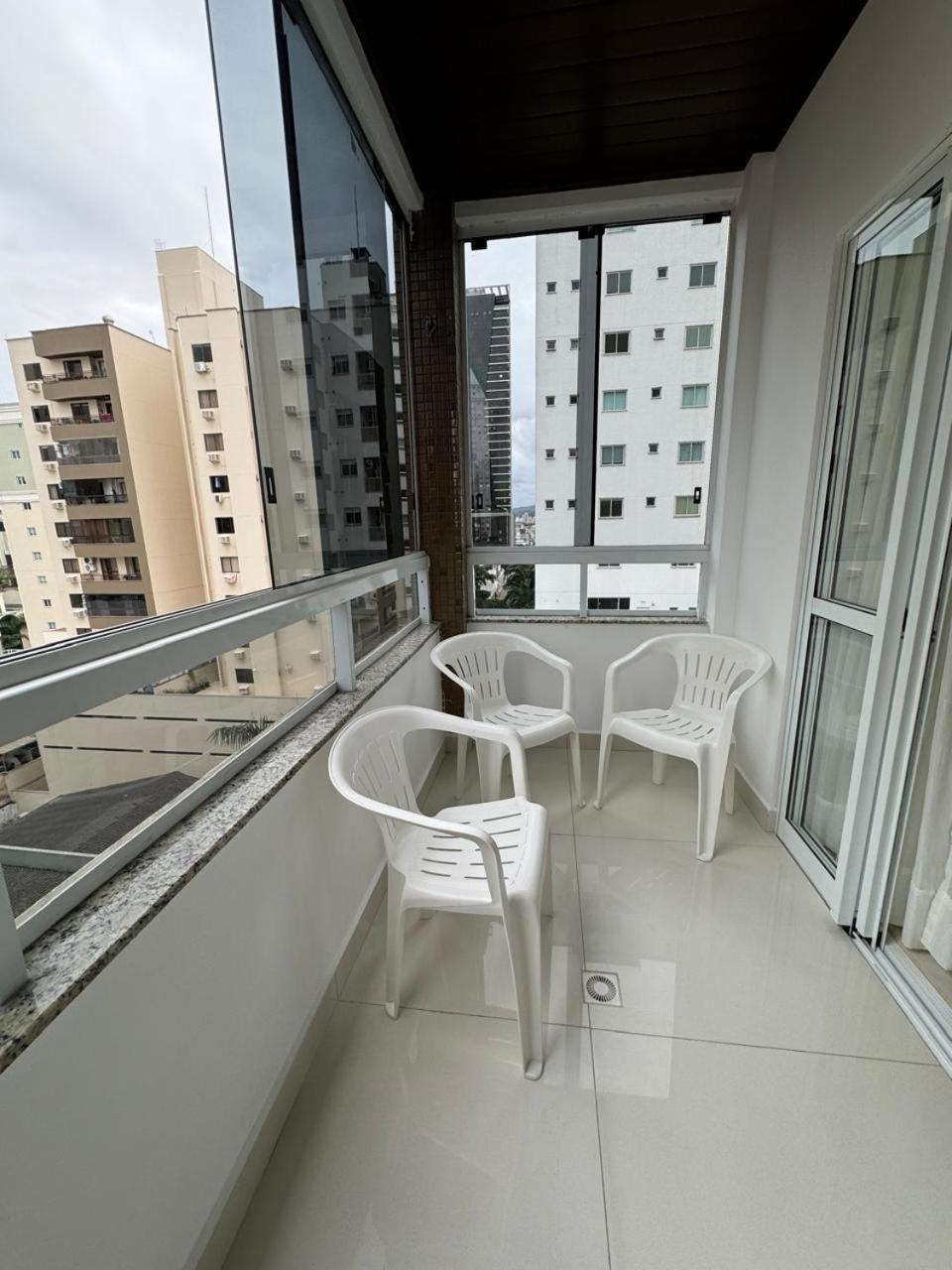 Bc Apto Com 1 Mais 02 Quartos,cozinha, Lavanderia, Sala De Estar E Jantar , Sacada Com Churrasqueira A Carvao E Duas Garagens Privativas Apartamento Balneario Camboriu