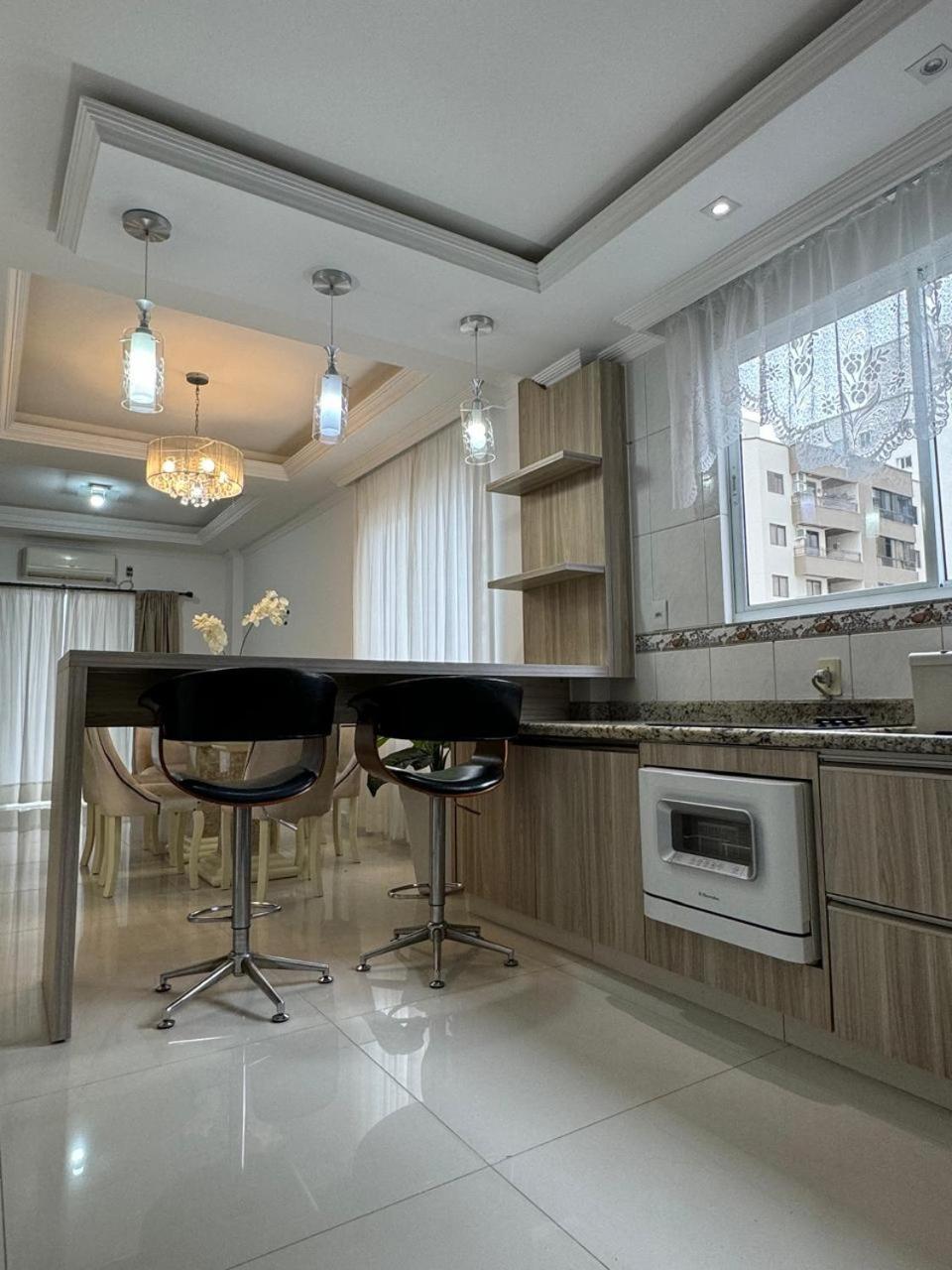 Apartamento Bc Apto Com 1 Mais 02 Quartos,cozinha, Lavanderia, Sala De Estar E Jantar , Sacada Com Churrasqueira A Carvao E Duas Garagens Privativas