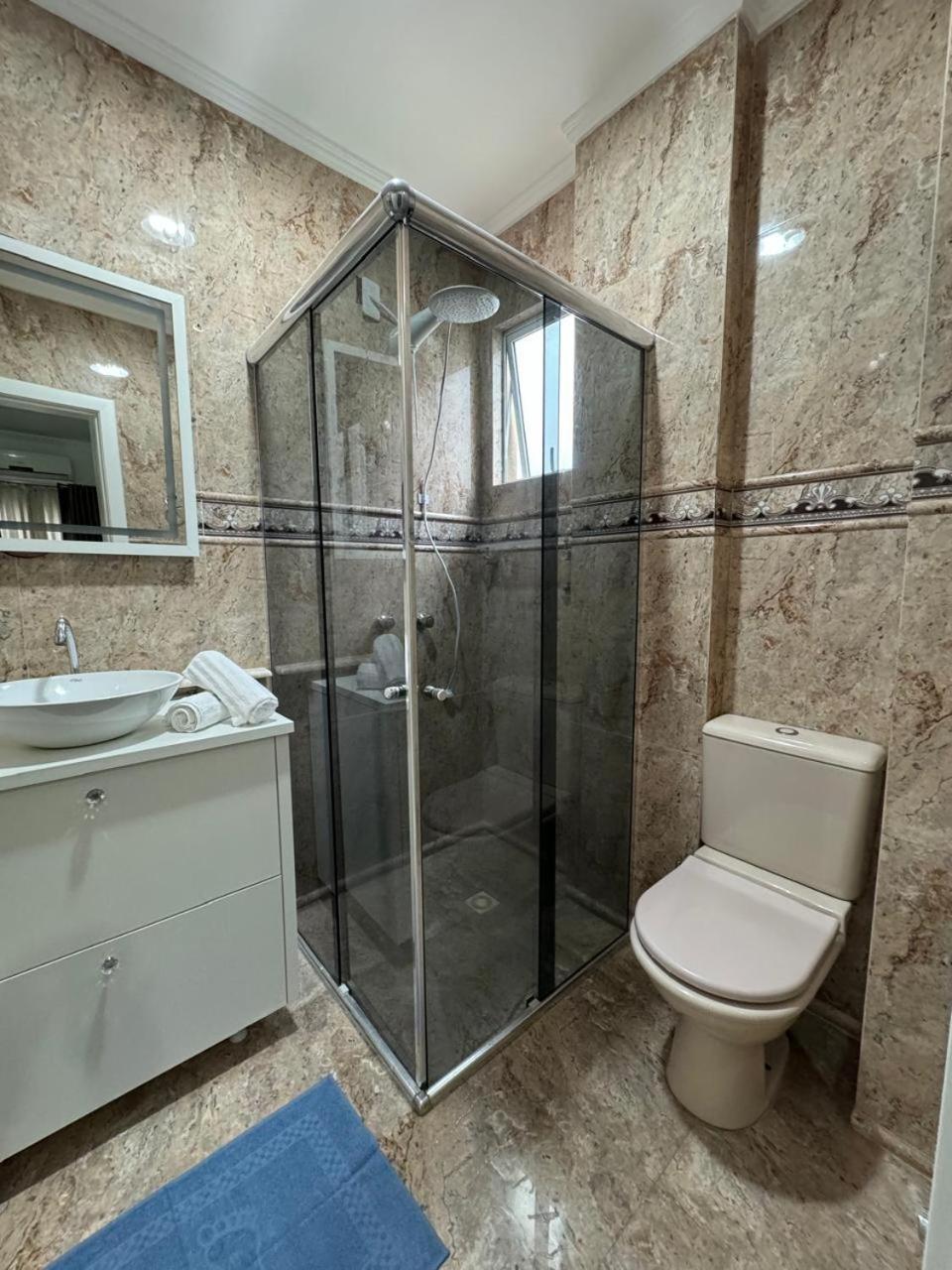 Apartamento Bc Apto Com 1 Mais 02 Quartos,cozinha, Lavanderia, Sala De Estar E Jantar , Sacada Com Churrasqueira A Carvao E Duas Garagens Privativas Balneario Camboriu