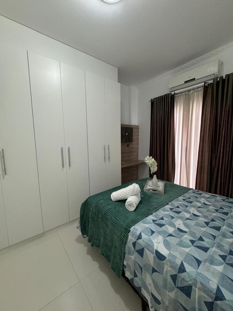 Apartamento Bc Apto Com 1 Mais 02 Quartos,cozinha, Lavanderia, Sala De Estar E Jantar , Sacada Com Churrasqueira A Carvao E Duas Garagens Privativas