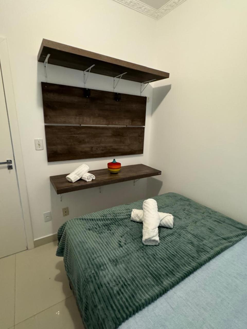 Bc Apto Com 1 Mais 02 Quartos,cozinha, Lavanderia, Sala De Estar E Jantar , Sacada Com Churrasqueira A Carvao E Duas Garagens Privativas