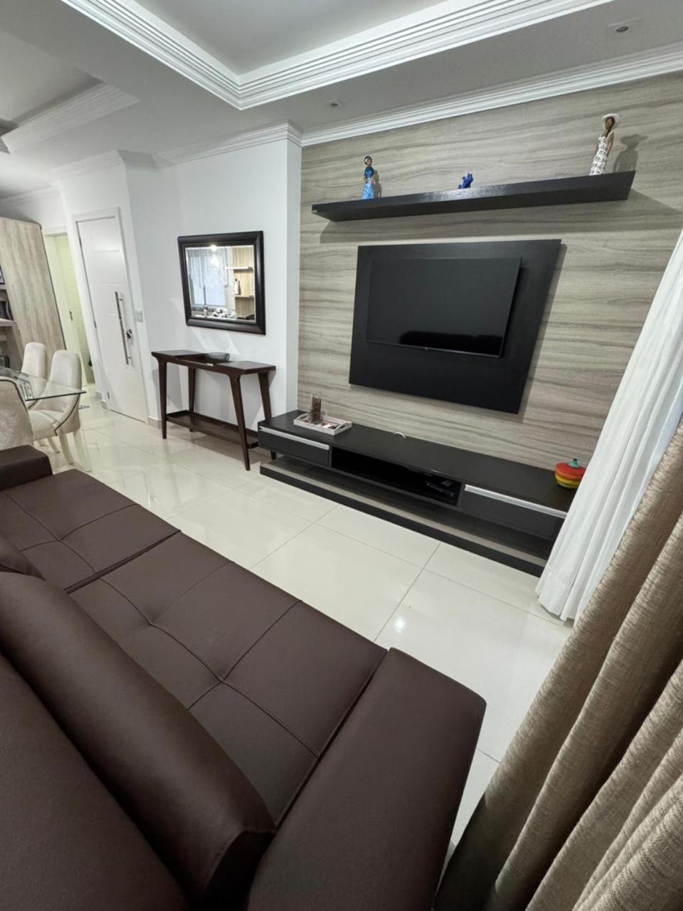 Apartamento Bc Apto Com 1 Mais 02 Quartos,cozinha, Lavanderia, Sala De Estar E Jantar , Sacada Com Churrasqueira A Carvao E Duas Garagens Privativas